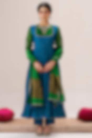 Parrot Green Pure Chanderi Aari & Sequin Embroidered Kurta Set by Almaari by Pooja Patel at Pernia's Pop Up Shop