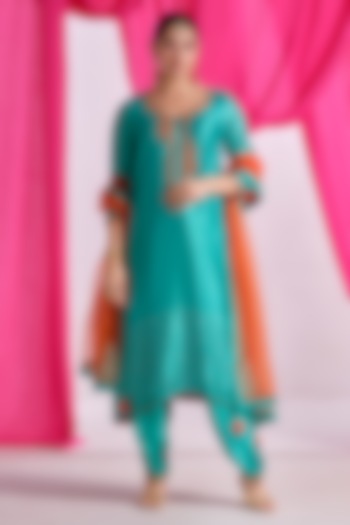 Green Silk Thread Work Kurta Set by Almaari by Pooja Patel at Pernia's Pop Up Shop