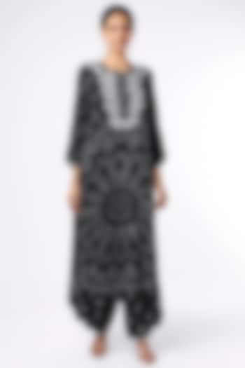 Black Bandhej Printed Kurta Set by Alpa & Reena at Pernia's Pop Up Shop