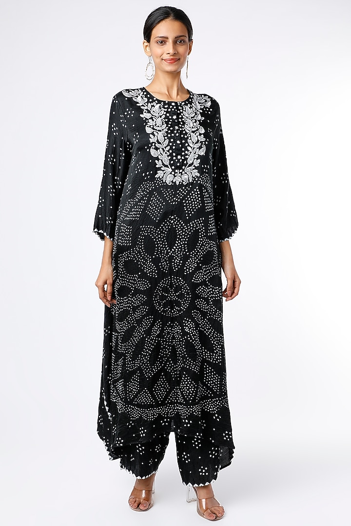 Black Bandhej Printed Kurta Set by Alpa & Reena at Pernia's Pop Up Shop