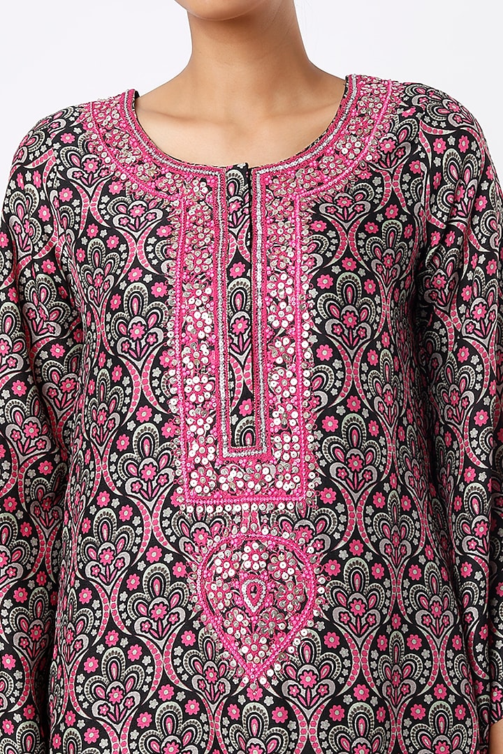 Black & Pink Printed Kurta Set by Alpa & Reena at Pernia's Pop Up Shop