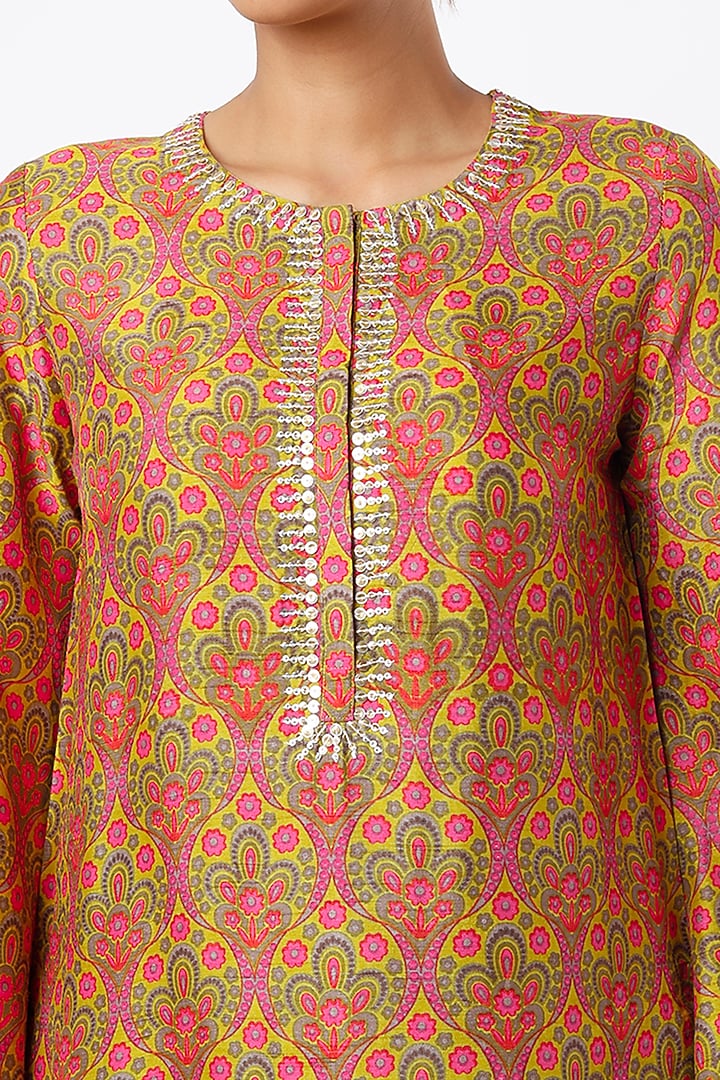 Yellow & Pink Printed Kurta Set by Alpa & Reena at Pernia's Pop Up Shop