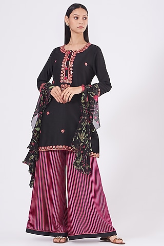 Black Embroidered Kurta Set by Alpa & Reena