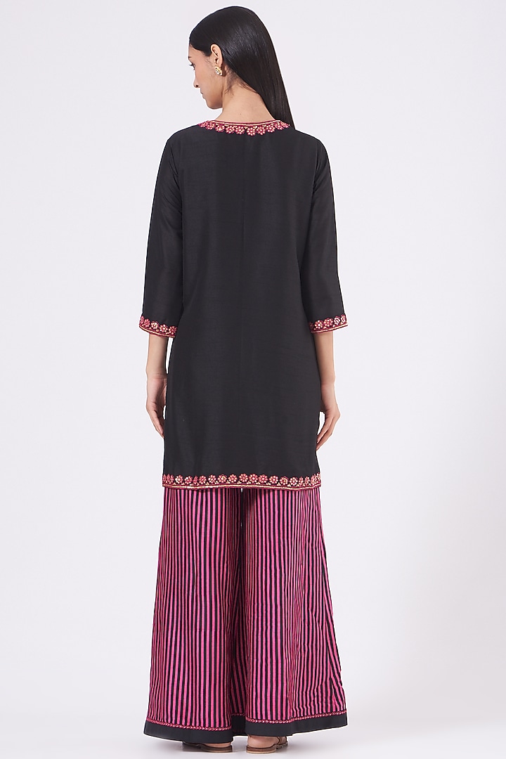 Black Embroidered Kurta Set by Alpa & Reena at Pernia's Pop Up Shop