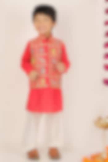Red Chanderi Kurta Set With Waistcoat For Boys by Alyaansh Couture