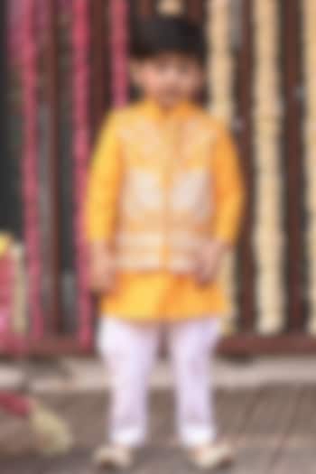 Yellow Raw Silk Cutwork Embroidered Bundi jacket Set For Boys by Alyaansh Couture