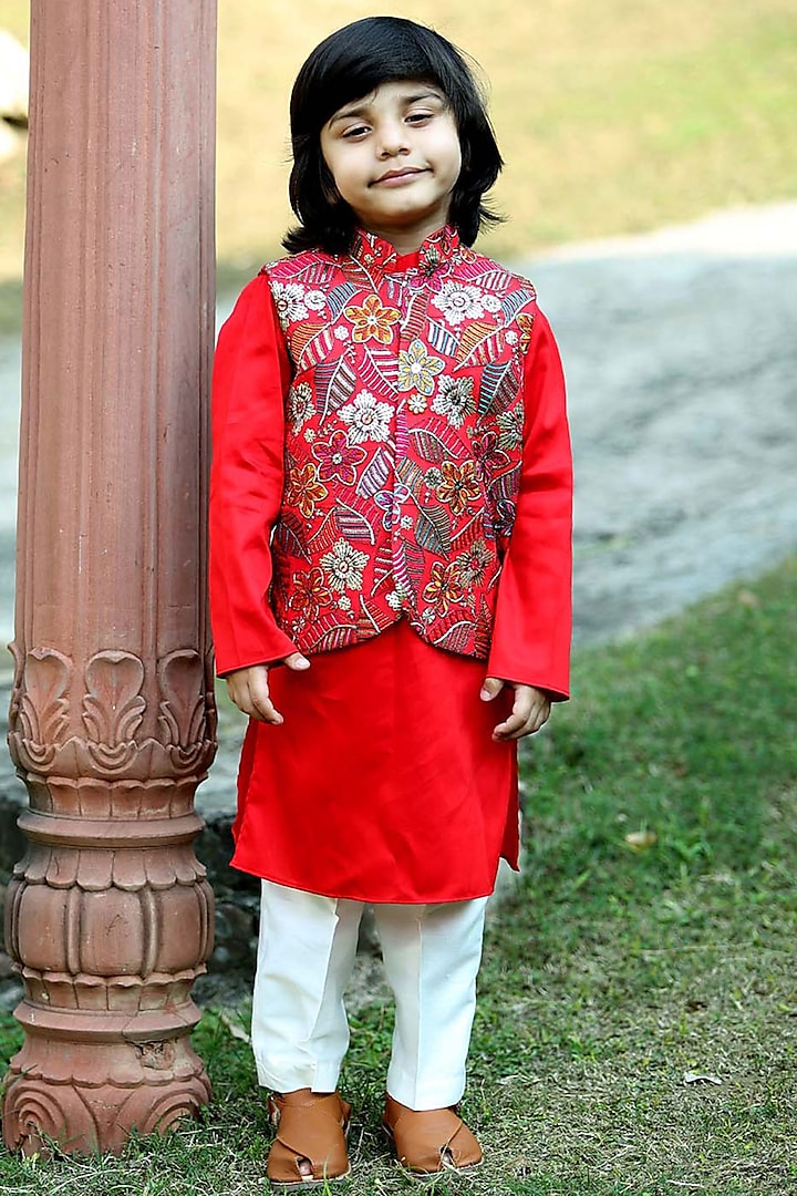 Red Silk Thread Work Bundi Jacket Set For Boys by Alyaansh Couture