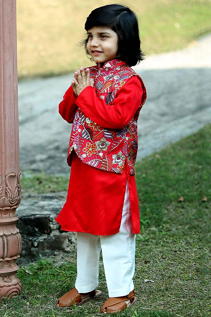 Red Silk Thread Work Bundi Jacket Set For Boys by Alyaansh Couture at Pernia's Pop Up Shop