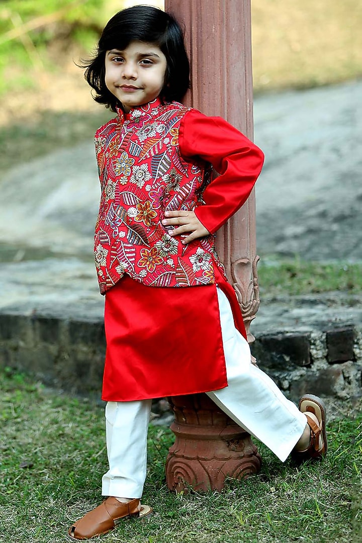 Red Silk Thread Work Bundi Jacket Set For Boys by Alyaansh Couture at Pernia's Pop Up Shop