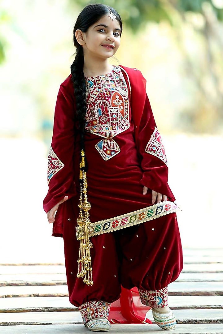 Maroon Velvet Kurta Set For Girls by Alyaansh Couture at Pernia's Pop Up Shop