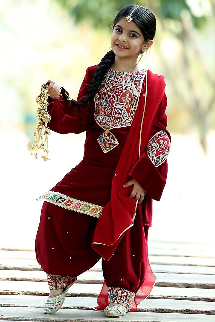Maroon Velvet Kurta Set For Girls by Alyaansh Couture at Pernia's Pop Up Shop
