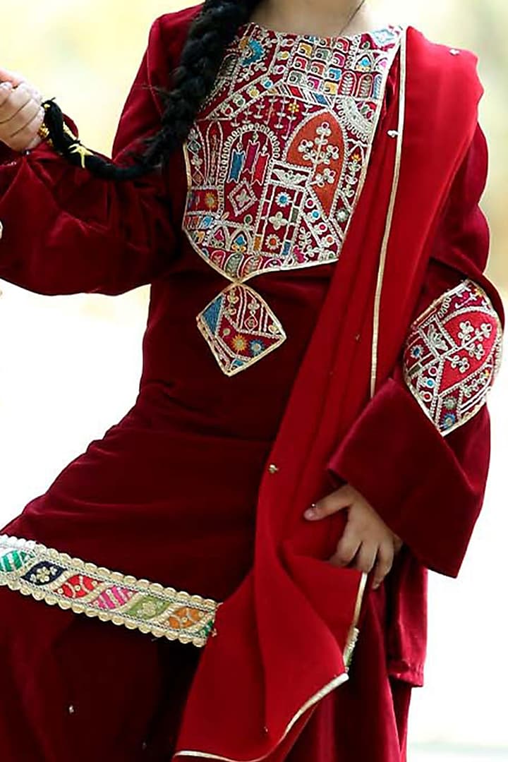 Maroon Velvet Kurta Set For Girls by Alyaansh Couture at Pernia's Pop Up Shop