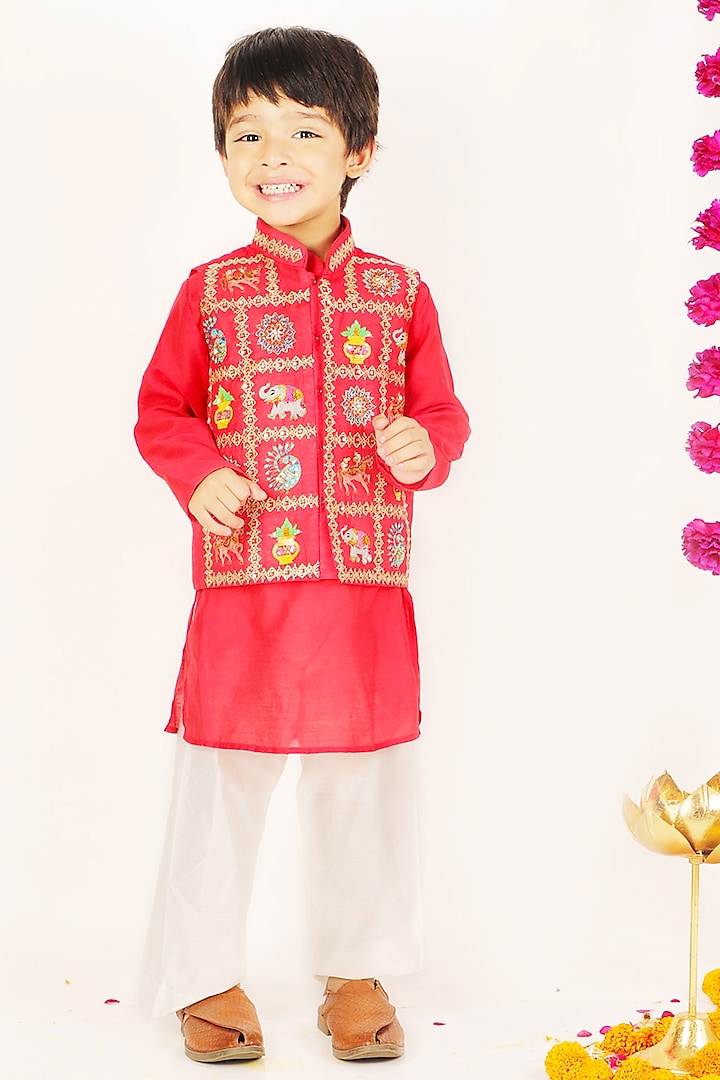 Red Chanderi Gharchola Waistcoat Set For Boys by Alyaansh Couture
