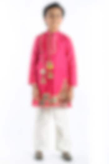 Pink Chanderi Patch Embroidered Kurta Set For Boys by Alyaansh Couture