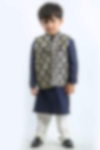 Blue Raw Silk Applique Work Bundi Jacket Set For Boys by Alyaansh Couture