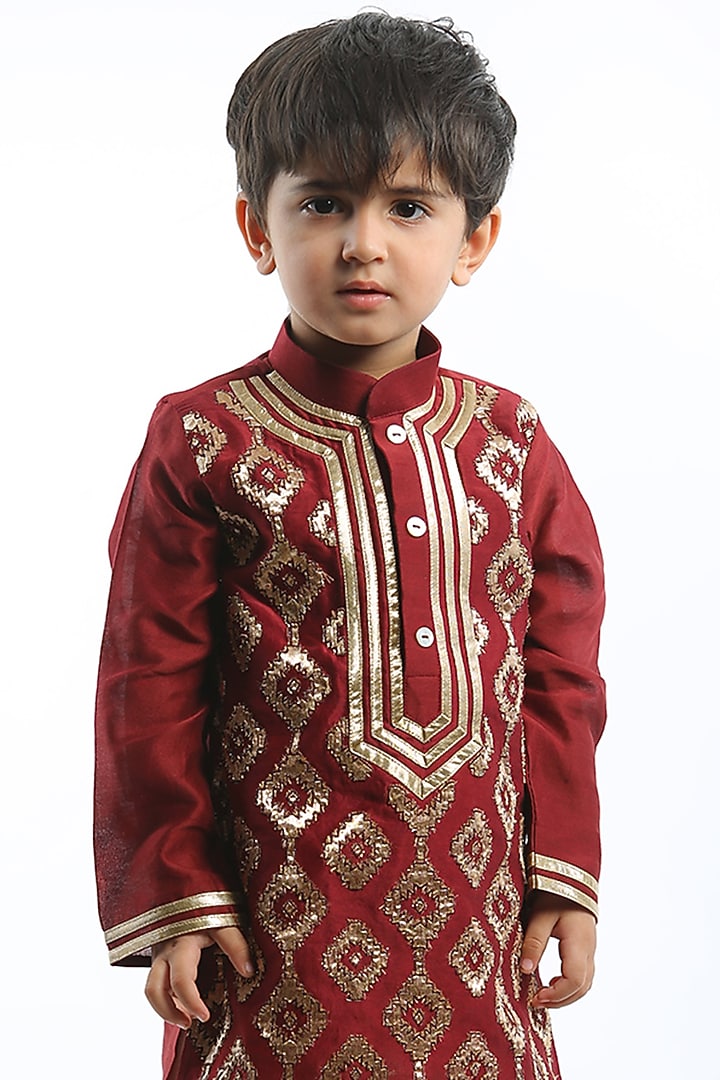 Maroon Chanderi Patchwork Kurta Set For Boys by Alyaansh Couture at Pernia's Pop Up Shop