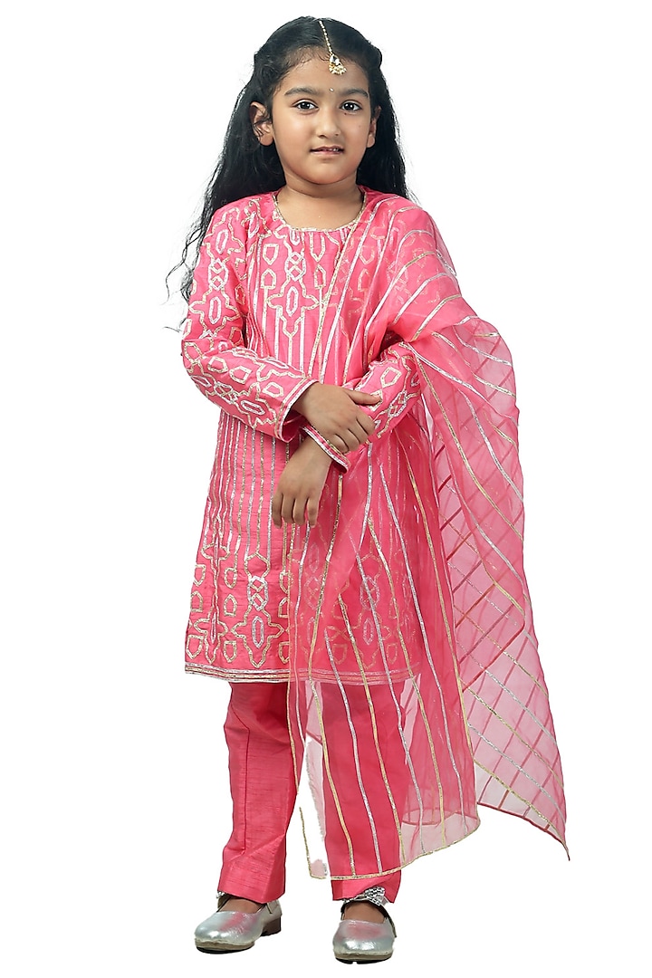 Pink Raw Silk Gota Embroidered Kurta Set For Girls by Alyaansh Couture