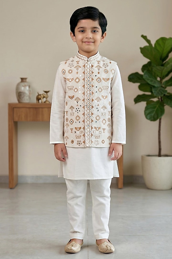 White Cotton Silk Patra Embroidered Bundi Jacket Set For Boys by Alyaansh Couture at Pernia's Pop Up Shop