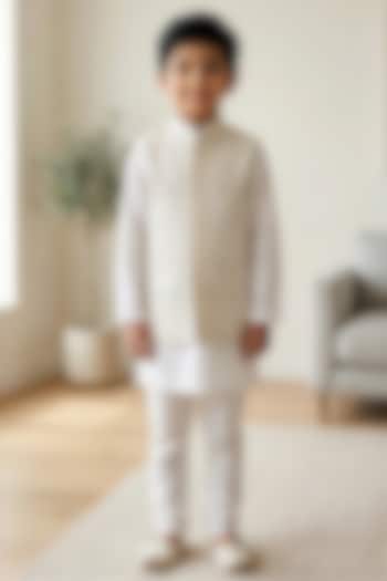 White Cotton Silk Floral Embroidered Bundi Jacket Set For Boys by Alyaansh Couture at Pernia's Pop Up Shop