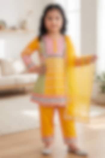 Yellow Taffeta Patchwork Kurta Set For Girls by Alyaansh Couture at Pernia's Pop Up Shop