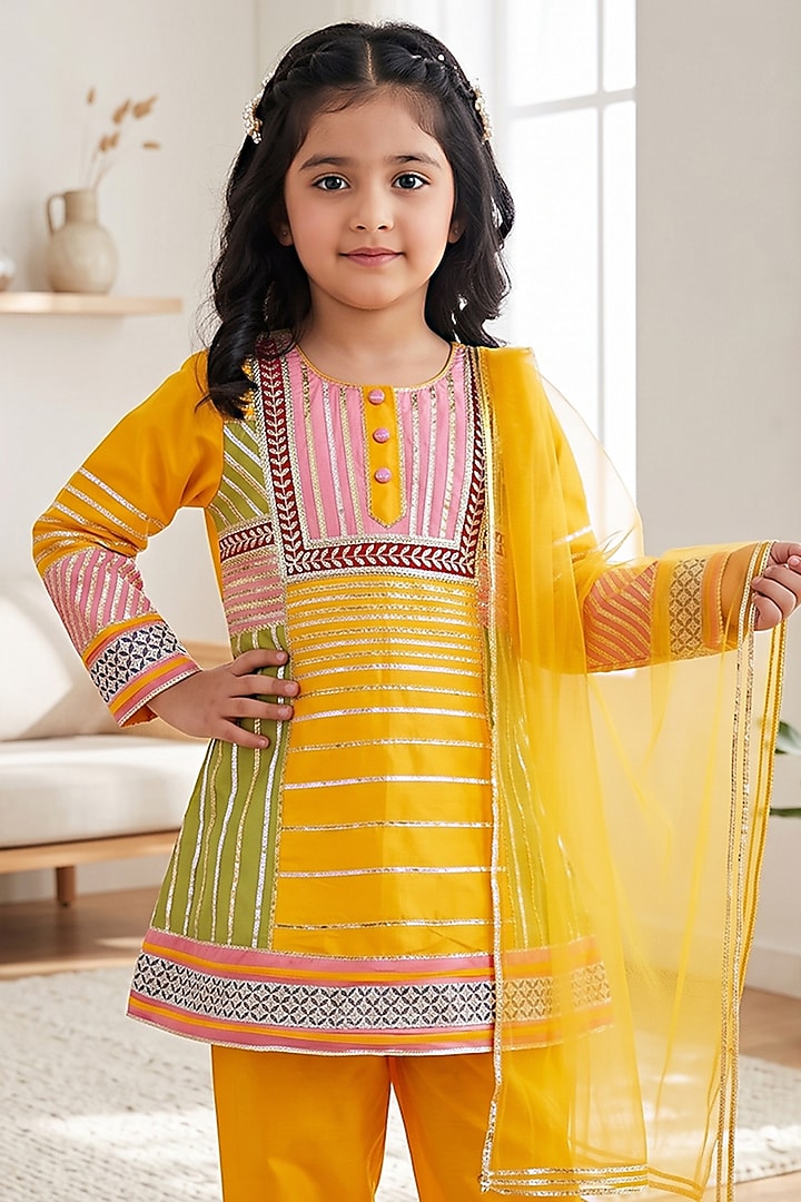 Yellow Taffeta Patchwork Kurta Set For Girls by Alyaansh Couture at Pernia's Pop Up Shop