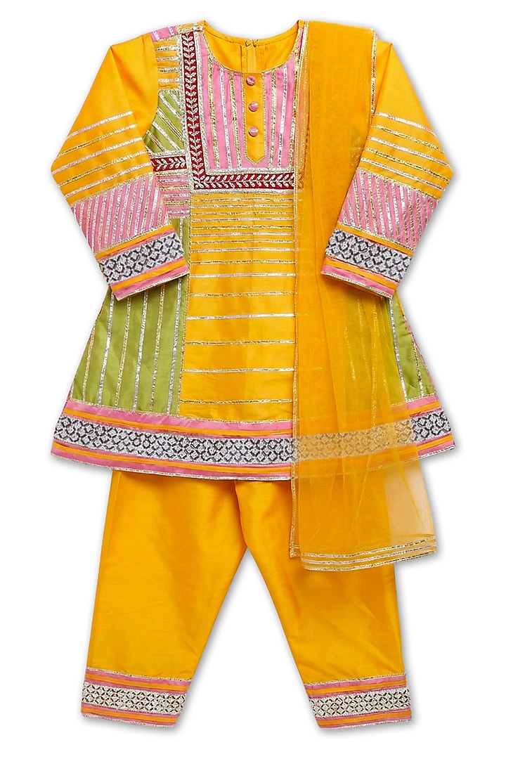 Yellow Taffeta Patchwork Kurta Set For Girls by Alyaansh Couture at Pernia's Pop Up Shop
