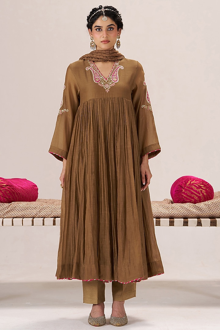 Brown Pure Chanderi Sequin Embroidered Kurta Set by Almaari by Pooja Patel at Pernia's Pop Up Shop