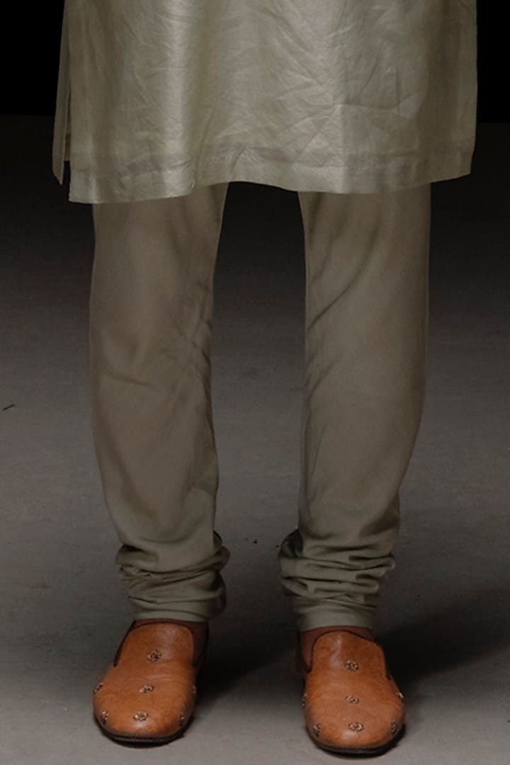 Ivory Raw Silk Hand Embroidered Bundi Jacket Set by Amaare at Pernia's Pop Up Shop
