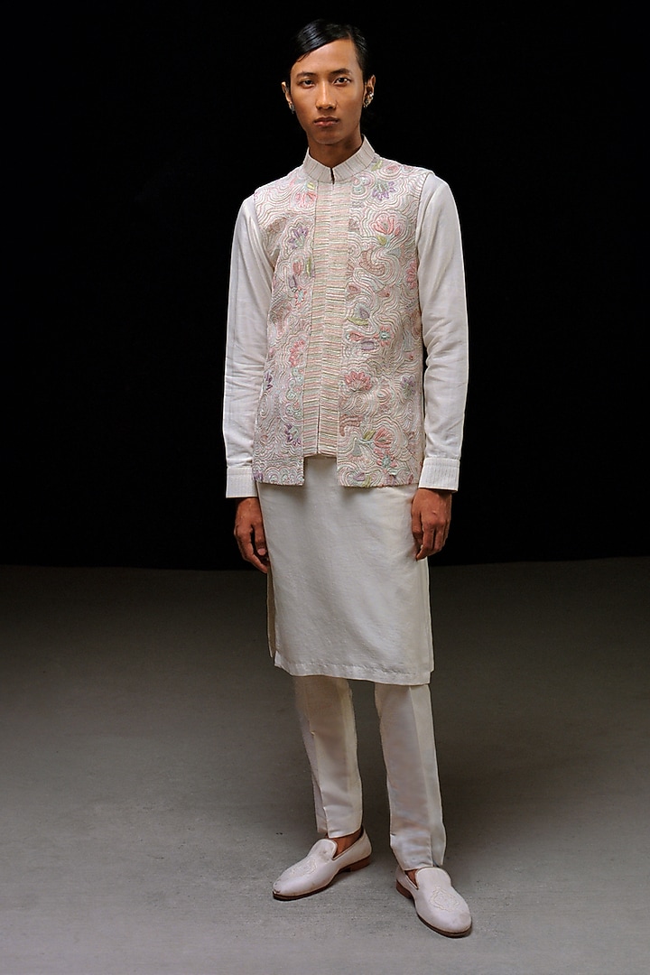 White Raw Silk Hand Embroidered Bundi Jacket Set by Amaare at Pernia's Pop Up Shop