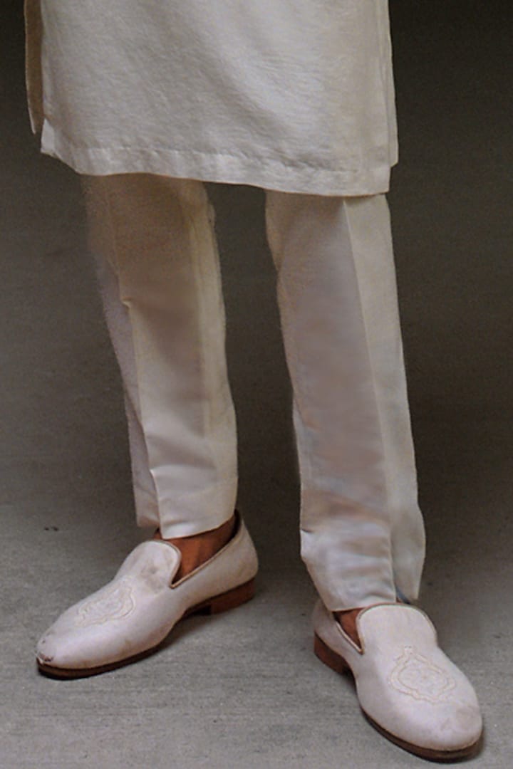 White Raw Silk Hand Embroidered Bundi Jacket Set by Amaare at Pernia's Pop Up Shop