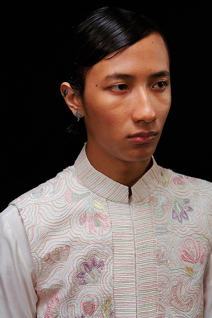 White Raw Silk Hand Embroidered Bundi Jacket Set by Amaare at Pernia's Pop Up Shop