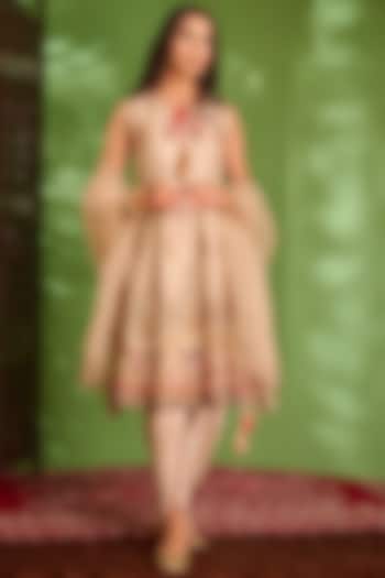 Off-White Machine & Hand Embroidered Kalidar Kurta Set by AMAN TAKYAR at Pernia's Pop Up Shop