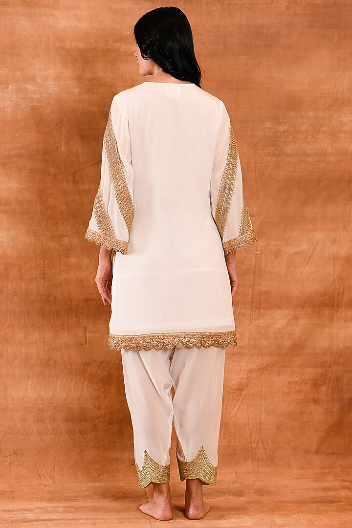White Crepe Silk Kurta Set by Amrita Artisanal at Pernia's Pop Up Shop