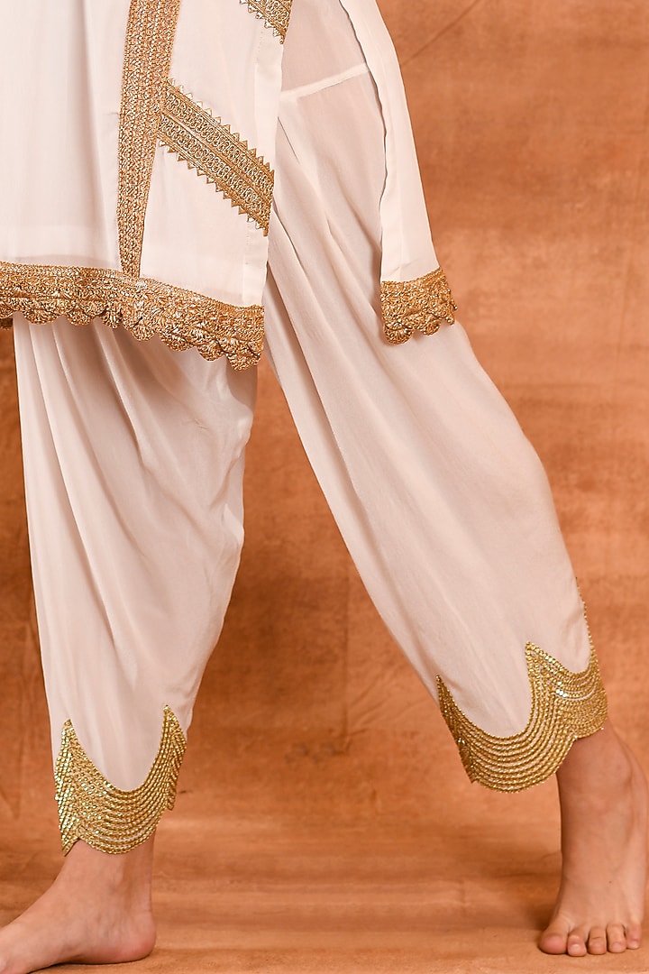 White Crepe Silk Kurta Set by Amrita Artisanal at Pernia's Pop Up Shop
