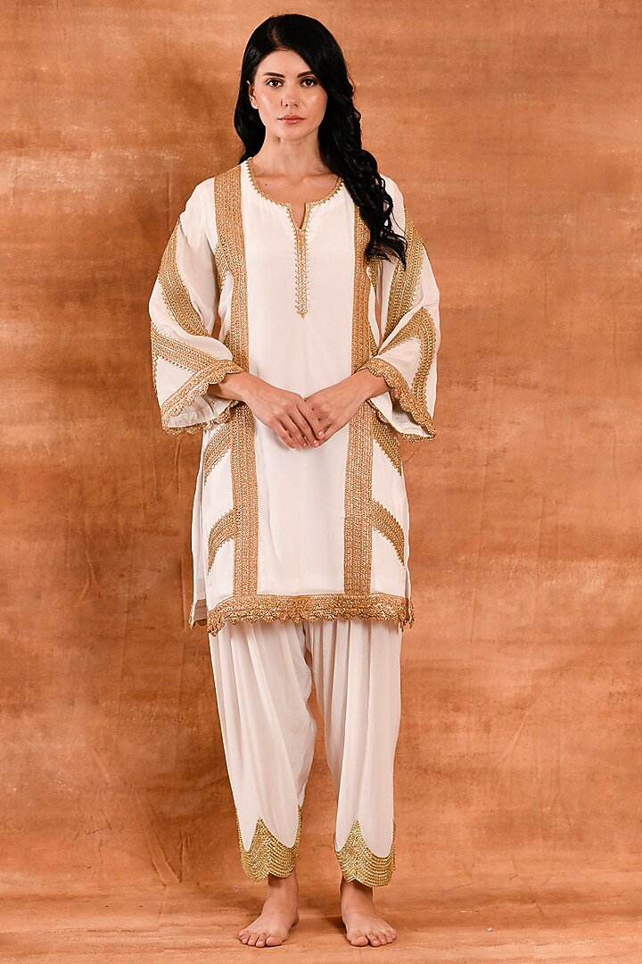 White Crepe Silk Kurta Set by Amrita Artisanal at Pernia's Pop Up Shop