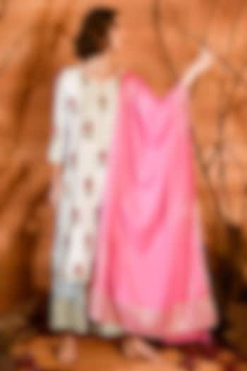 White Mulmul Lace Kurta Set by Amrita Artisanal at Pernia's Pop Up Shop