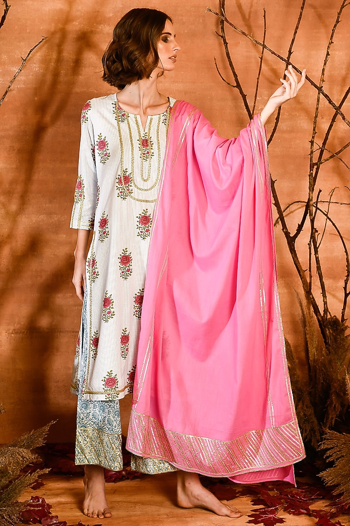 White Mulmul Lace Kurta Set by Amrita Artisanal at Pernia's Pop Up Shop