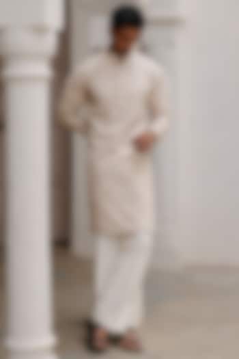 Off-White Pashmina Hand Embroidered Kurta Set by Amit Behki at Pernia's Pop Up Shop