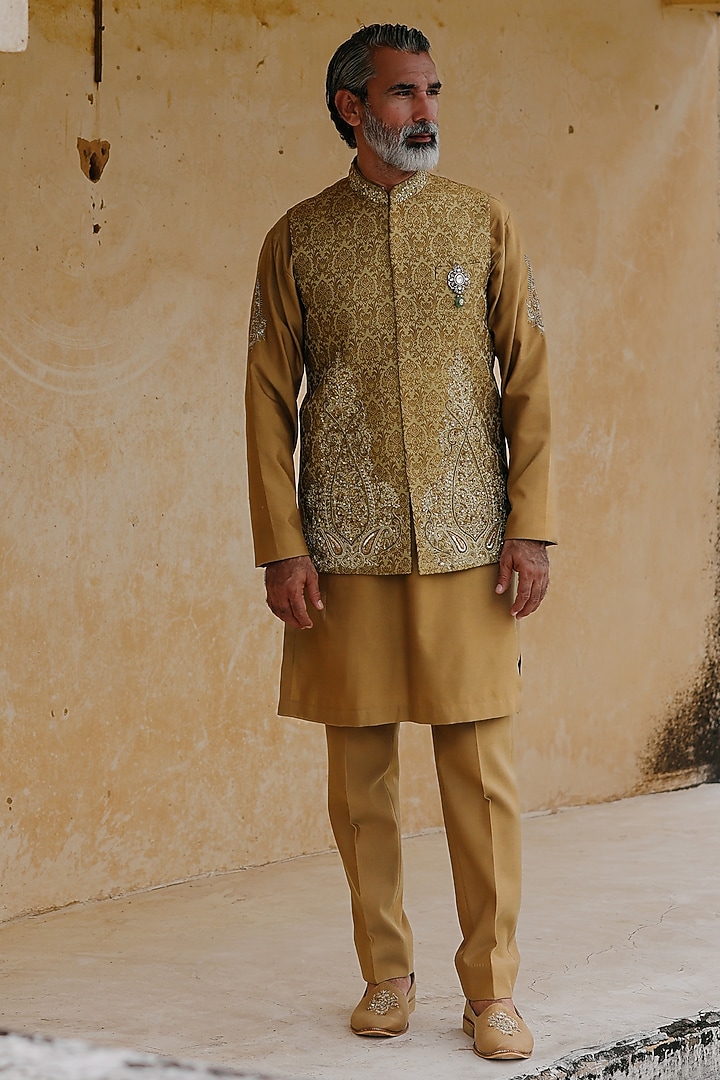 Gold Silk Threadwork Bundi Jacket Set by Amit Behki at Pernia's Pop Up Shop