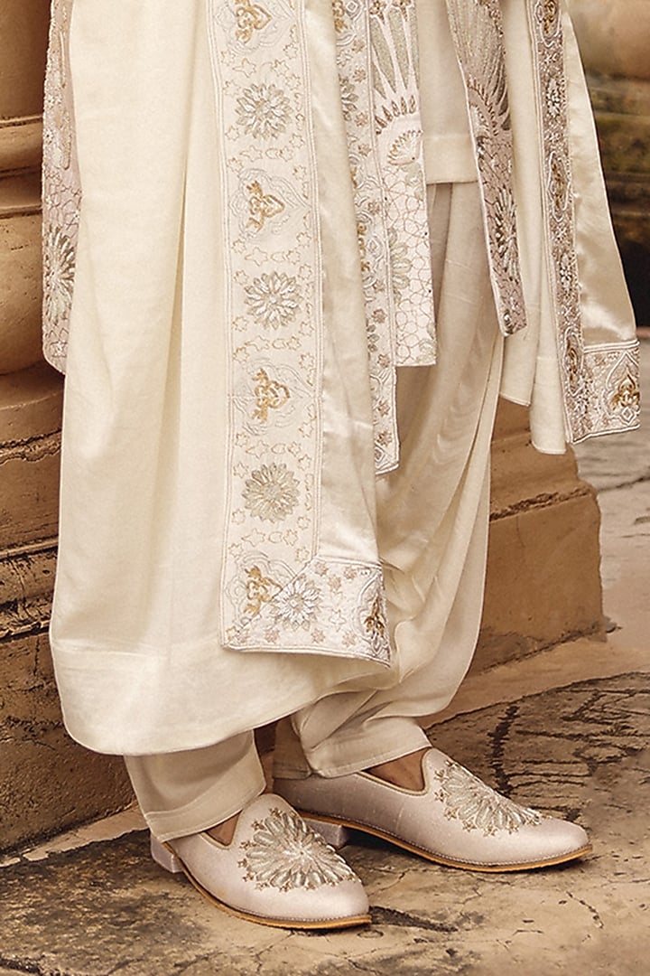 Ivory Silk Hand Embroidered Stole by Amit Behki at Pernia's Pop Up Shop