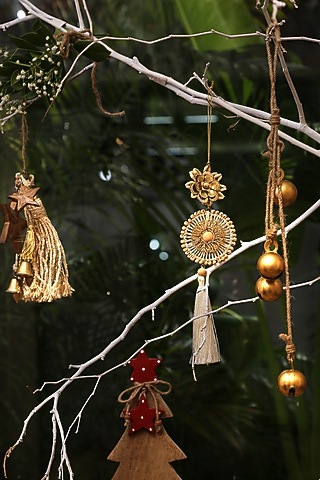 Off-White & Golden Christmas Ornaments (Set of 3) by Amoliconcepts