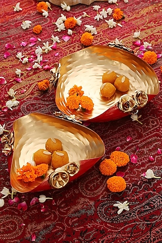 Gold & Red Flower Detail Iron Platter (Set of 2) by Amoliconcepts