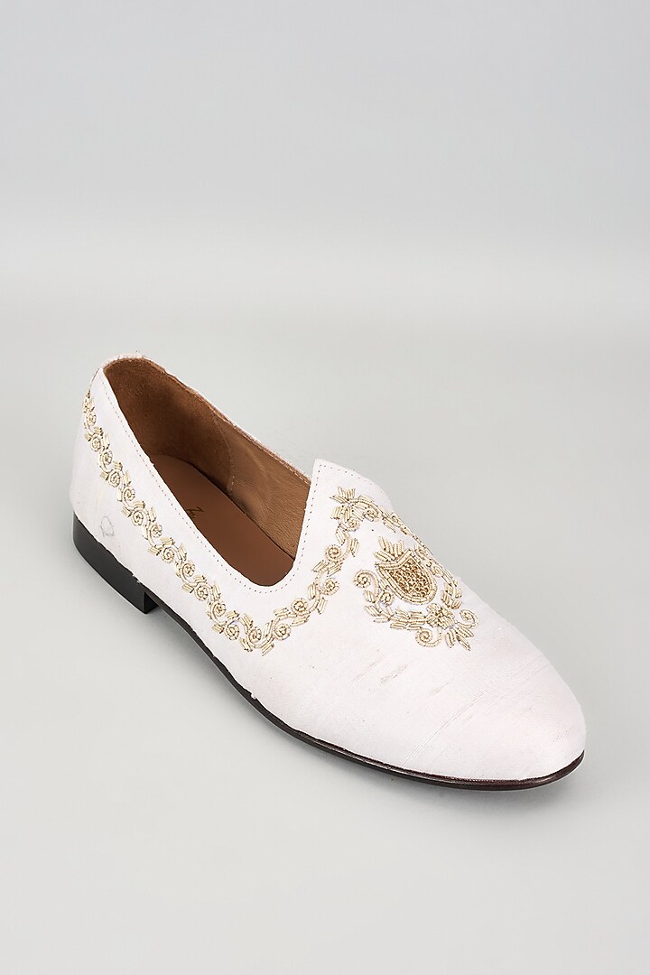 Ivory Raw Silk Hand Embroidered Juttis by ARTIMEN at Pernia's Pop Up Shop