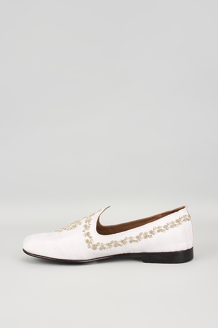 Ivory Raw Silk Hand Embroidered Juttis by ARTIMEN at Pernia's Pop Up Shop