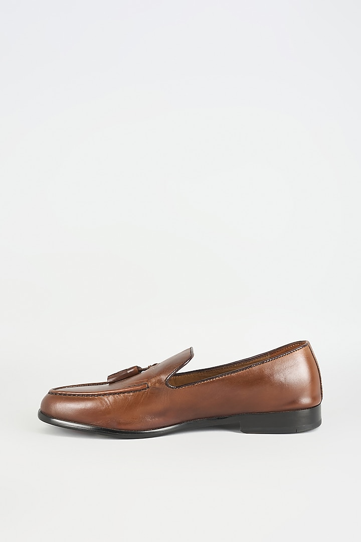 Dark Tan Leather Juttis by ARTIMEN at Pernia's Pop Up Shop