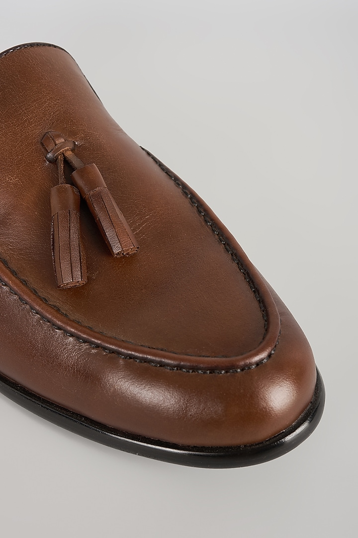 Dark Tan Leather Juttis by ARTIMEN at Pernia's Pop Up Shop