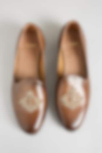 Dark Tan Leather Juttis by ARTIMEN at Pernia's Pop Up Shop