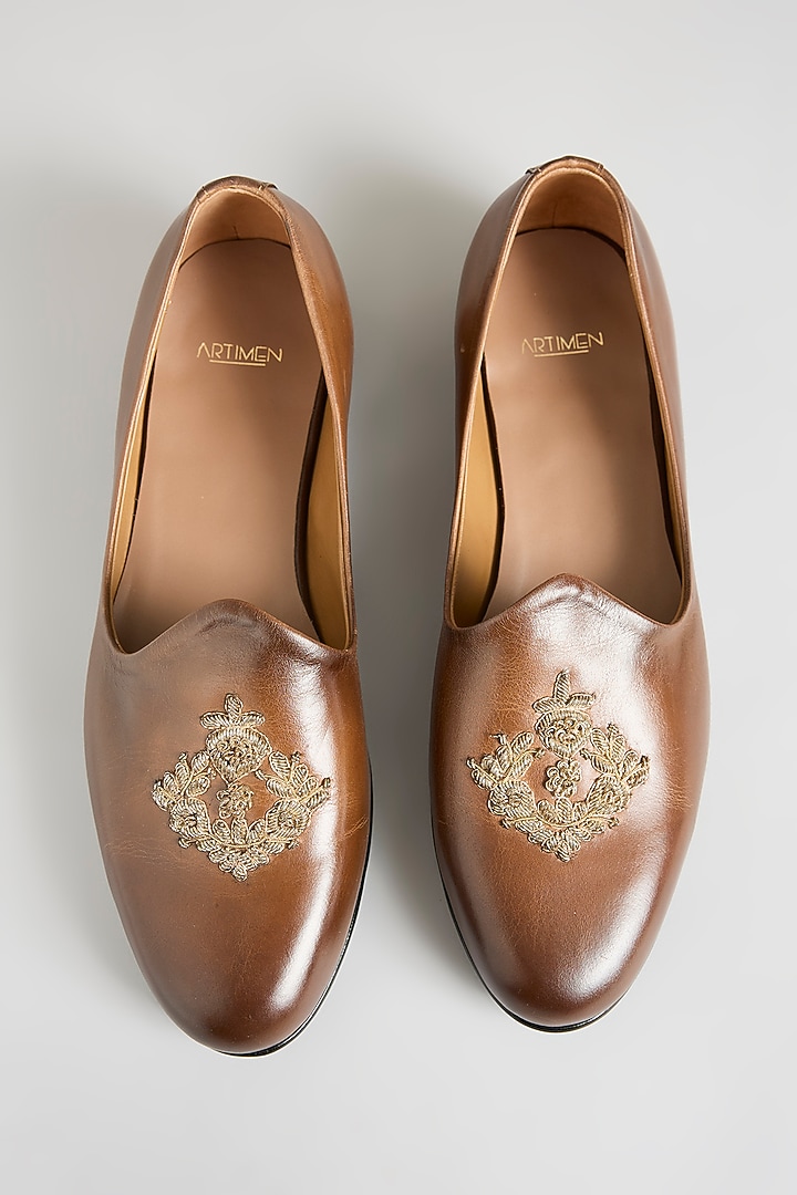 Dark Tan Leather Juttis by ARTIMEN at Pernia's Pop Up Shop