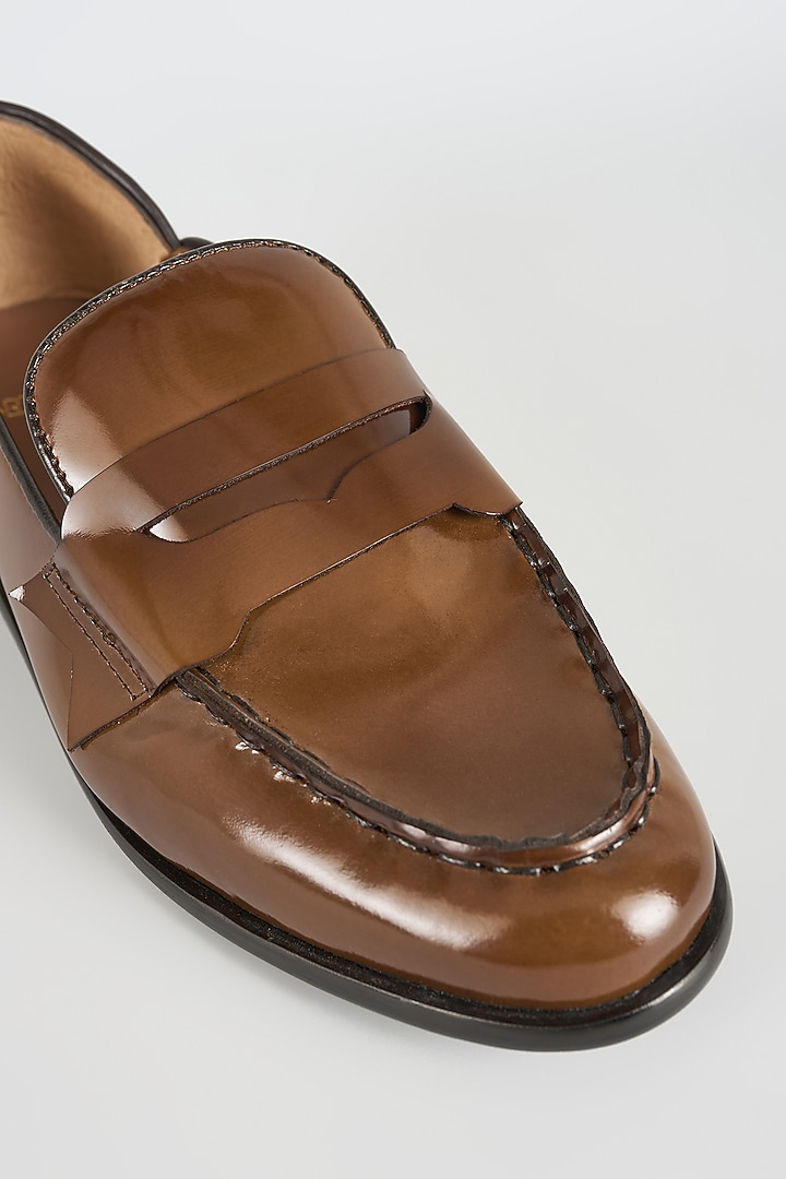 Dark Tan Leather Juttis by ARTIMEN at Pernia's Pop Up Shop