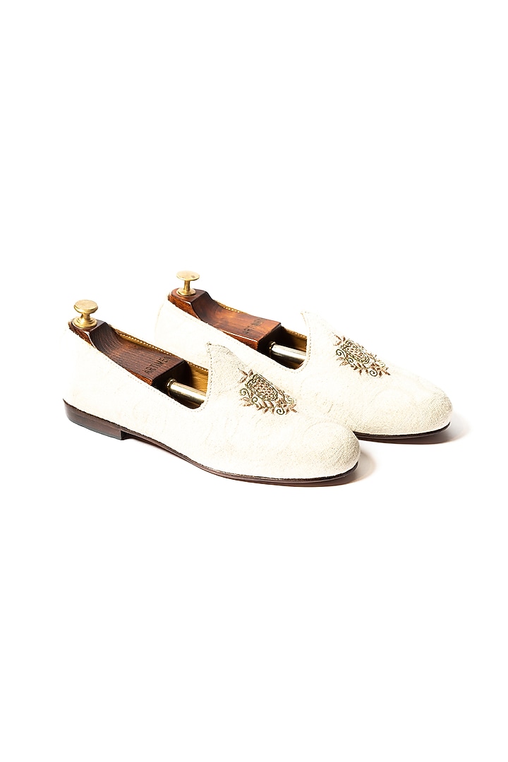Off-White Stone Washed Juttis by ARTIMEN at Pernia's Pop Up Shop